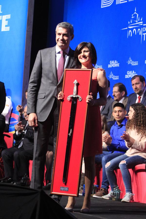 La madre de Paco Cubelos recogió el galardón de manos del presidente de la Diputación, Álvaro Gutiérrez. 