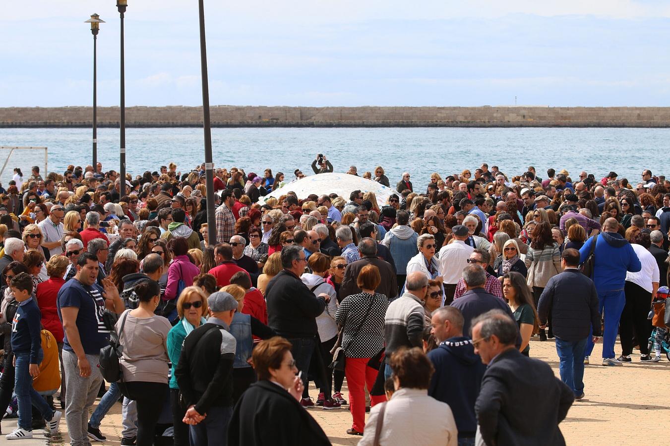 Cientos de personas claman justicia en Almería. Una semana después del hallazgo del cadáver del pequeño Gabriel Cruz en Almería, cientos de personas han salido a las calles de la ciudad andaluza para pedir la no derogación de la prisión permanente revisable