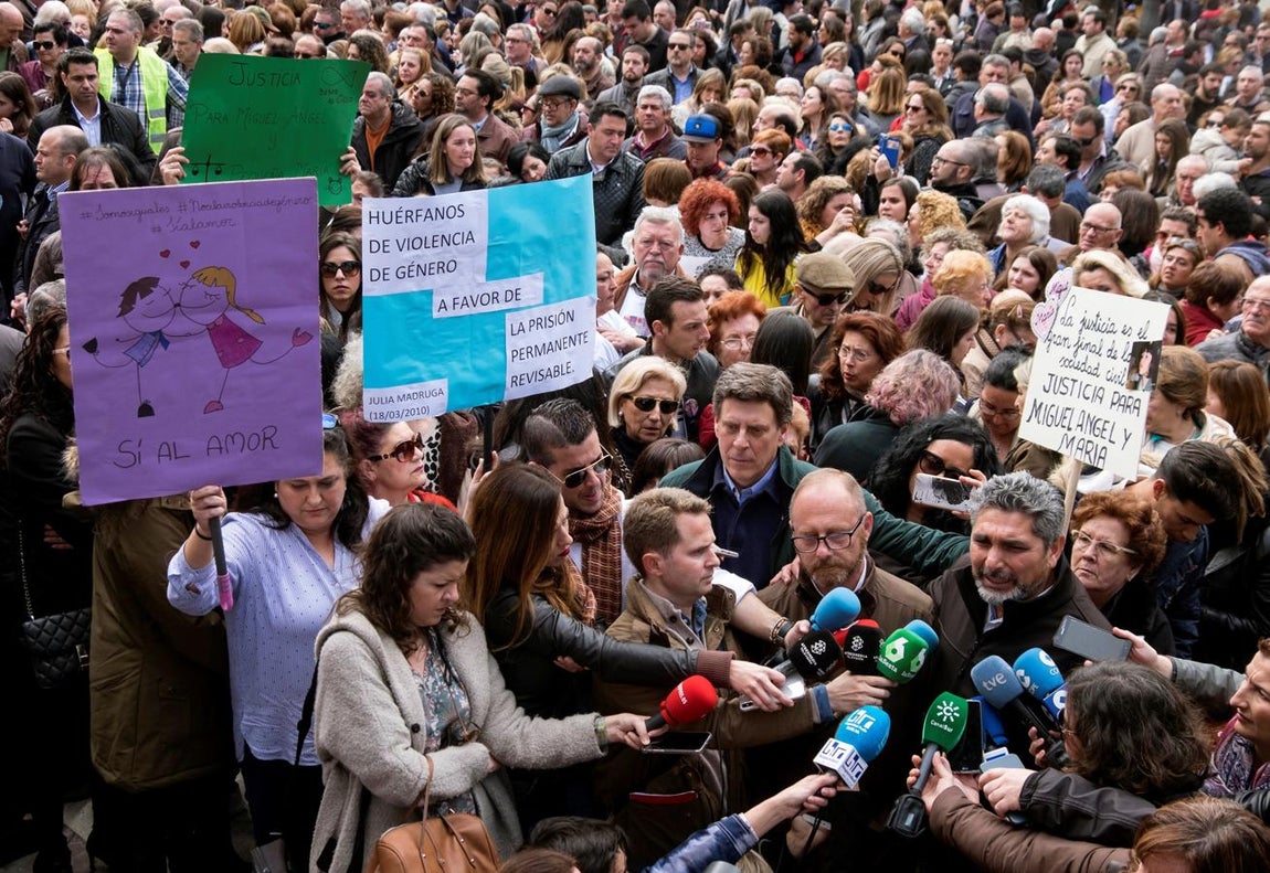 Los familiares, agradecidos con la respuesta ciudadana. En la concentración de Huelva han estado presentes los familiares de Diana Quer, Marta del Castillo, Ruth y José, Mari Luz, María y Miguel Ángel. Tras el acto, el padre de Mari Luz, Juan José Cortés, ha agradecido a toda Huelva y España «el compromiso que tienen con nosotros, con todos los padres y familiares y con la prisión permanente revisable»