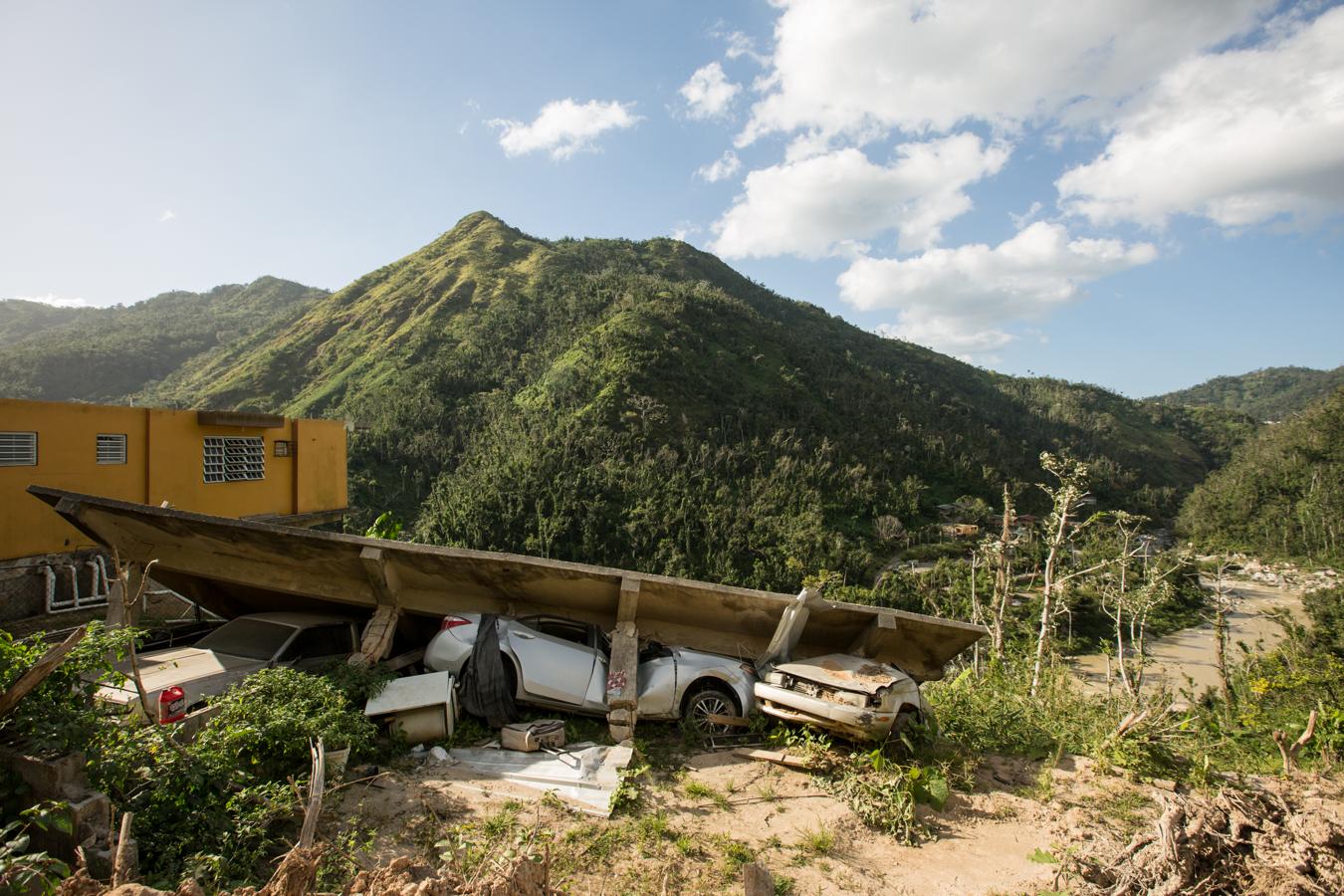 Aunque la huella del huracán no ha desaparecido, los grandes destrozos se han limpiado. Quedan recuerdos de la violencia de María como este: una cubierta de hormigón que el viento tumbó contra tres coches en el sector Don Alonso, en Utuado.. 