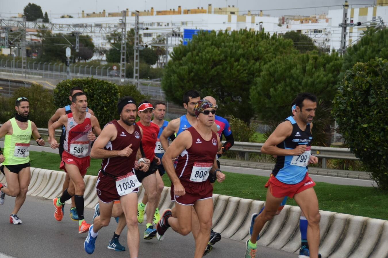 La Media Maratón Bahía de Cádiz. Las imágenes de la salida