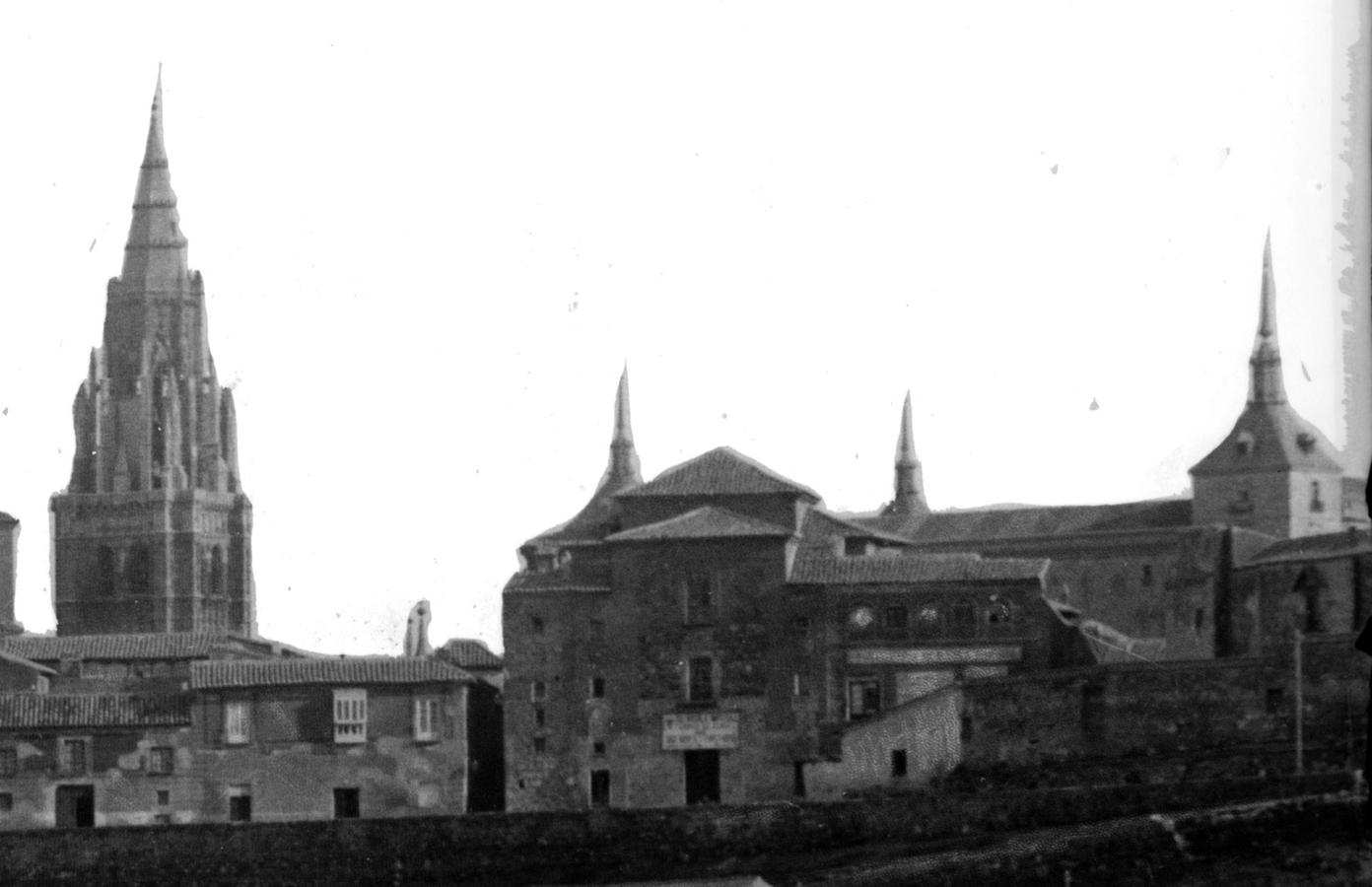 Iglesia de San Cristóbal. Detalle de una vista ampliada de Toledo de J. Thomas ca. 1910. ARCHIVO MUNICIPAL DE TOLEDO. 