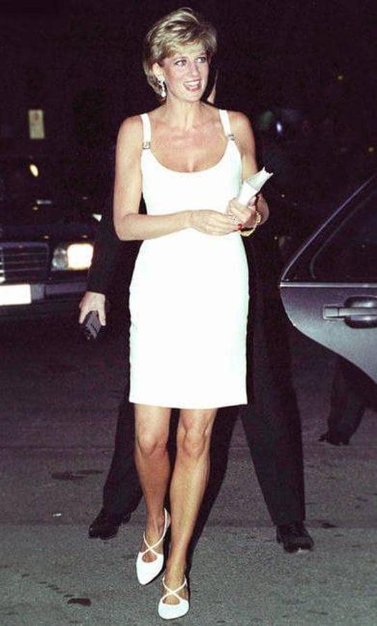Diana de Gales. La Princesa y la diseñadora eran amigas íntimas, incluso asistió a su funeral. Diana de Gales a menudo vestía sus diseños, como  un mini vestido blanco que lució en el año 1995 durante un concierto benéfico italiano que ayudaba a los niños bosnios.