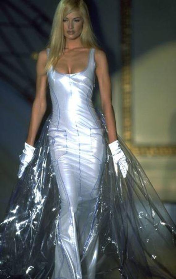 Karen Mulder. Rozando la línea entre lo clásico y lo hortera, este vestido de vinilo con una capa de PVC con forma de pelota fue lo más destacado del otoño de 1995.