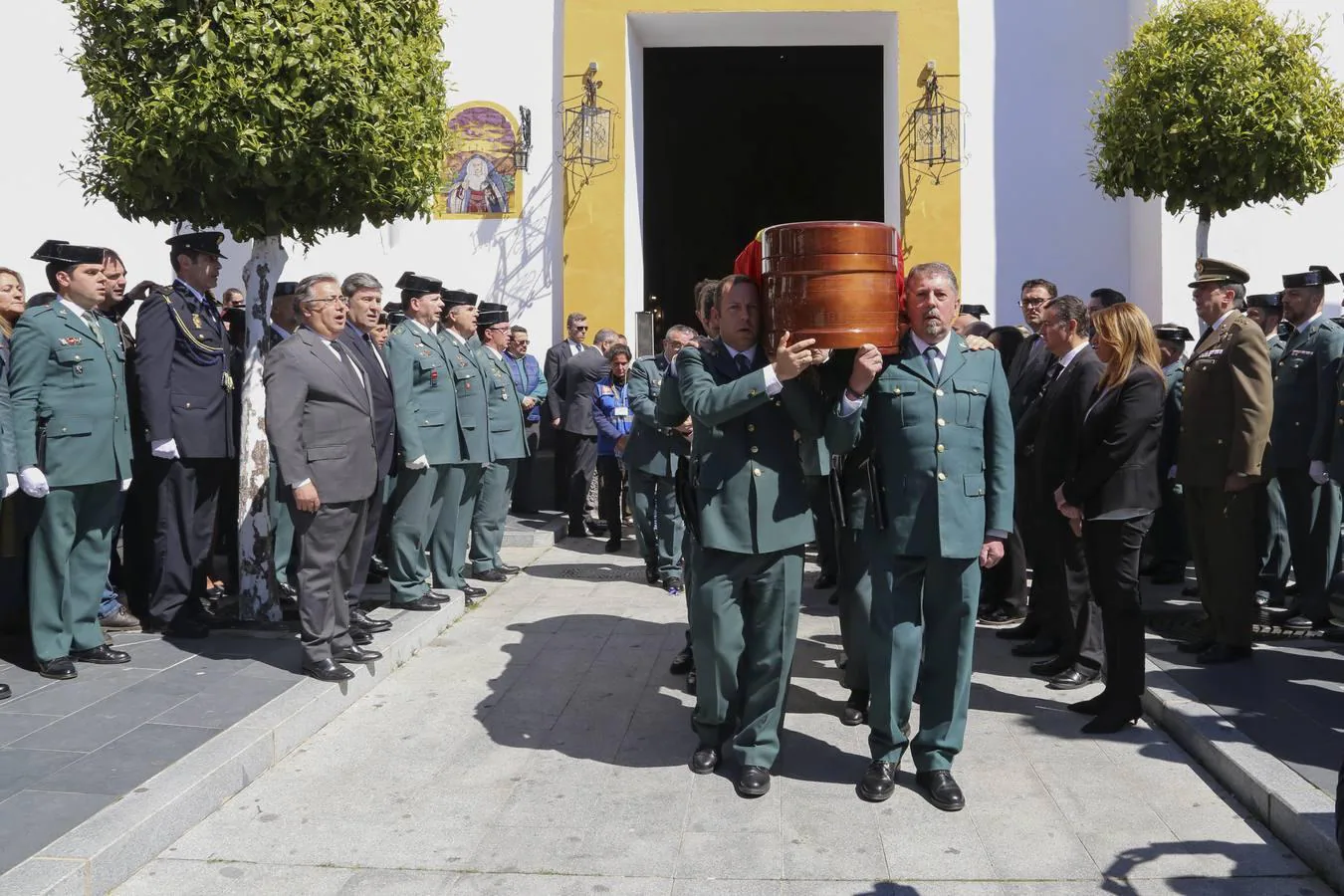 Multitudinaria despedida al guardia civil en Guillena
