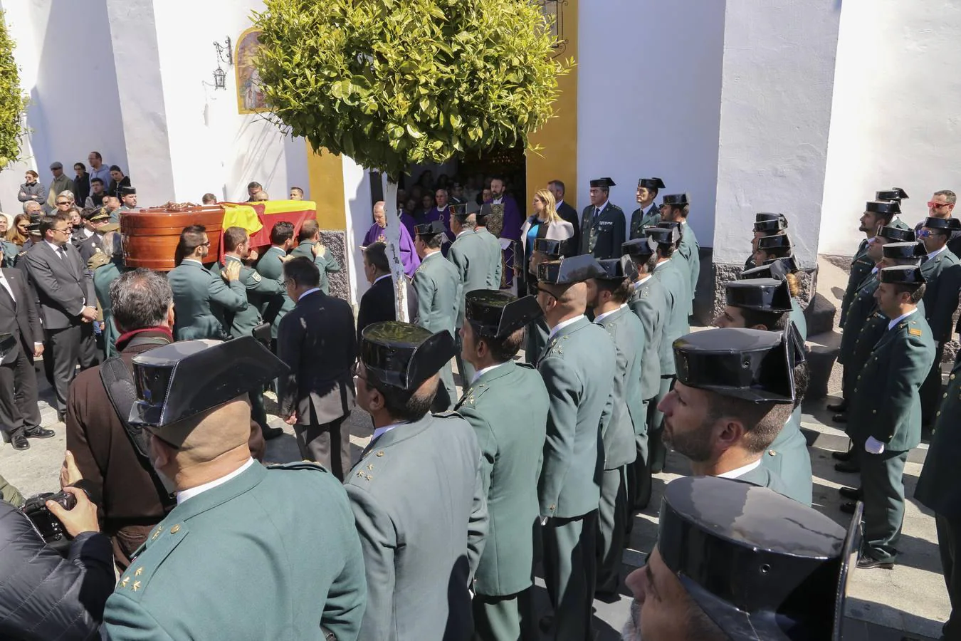 Multitudinaria despedida al guardia civil en Guillena