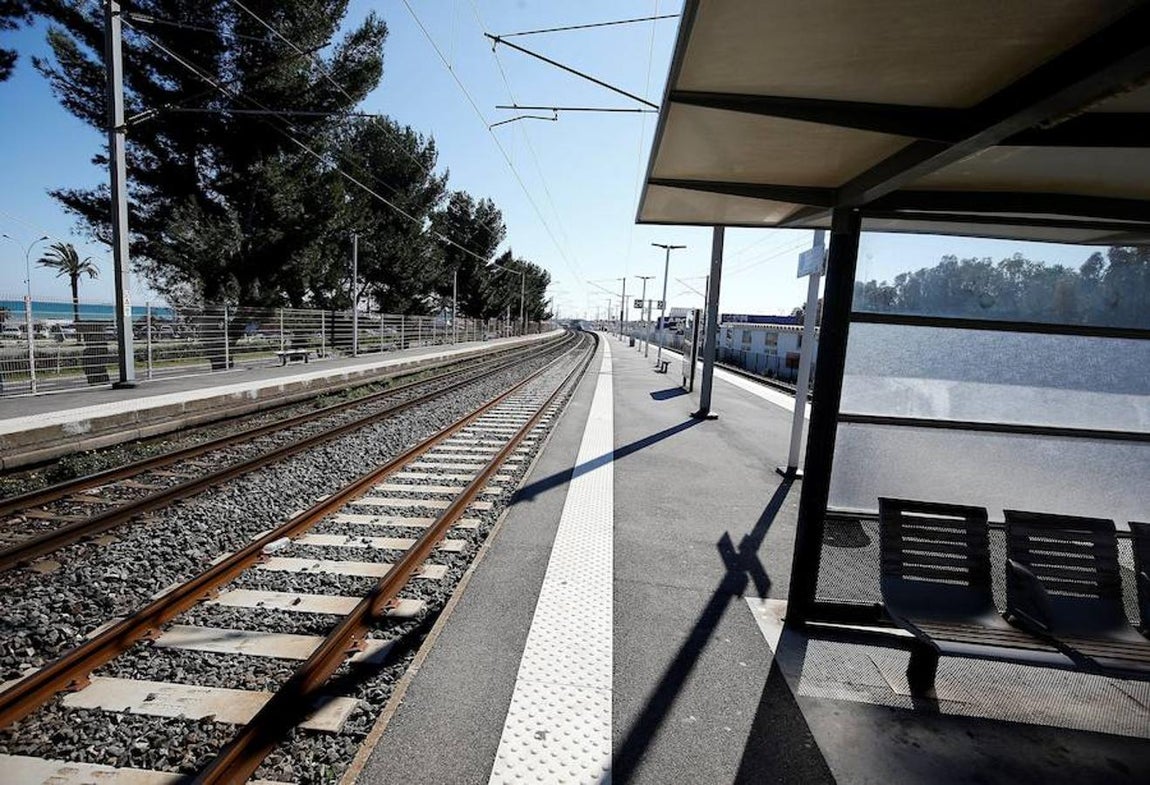 Huelga contra la política económica de Macron, en imágenes. Según la Sociedad Nacional de Ferrocarriles (SNFC) francesa se están produciendo cancelaciones en toda la red. Solo están operativos el 40% de los trenes de alta velocidad, el 25% de los trenes de largo recorrido, el 75% de los internacionales, el 50% de los trenes regionales y el 33% de los trenes suburbanos en la región de París.