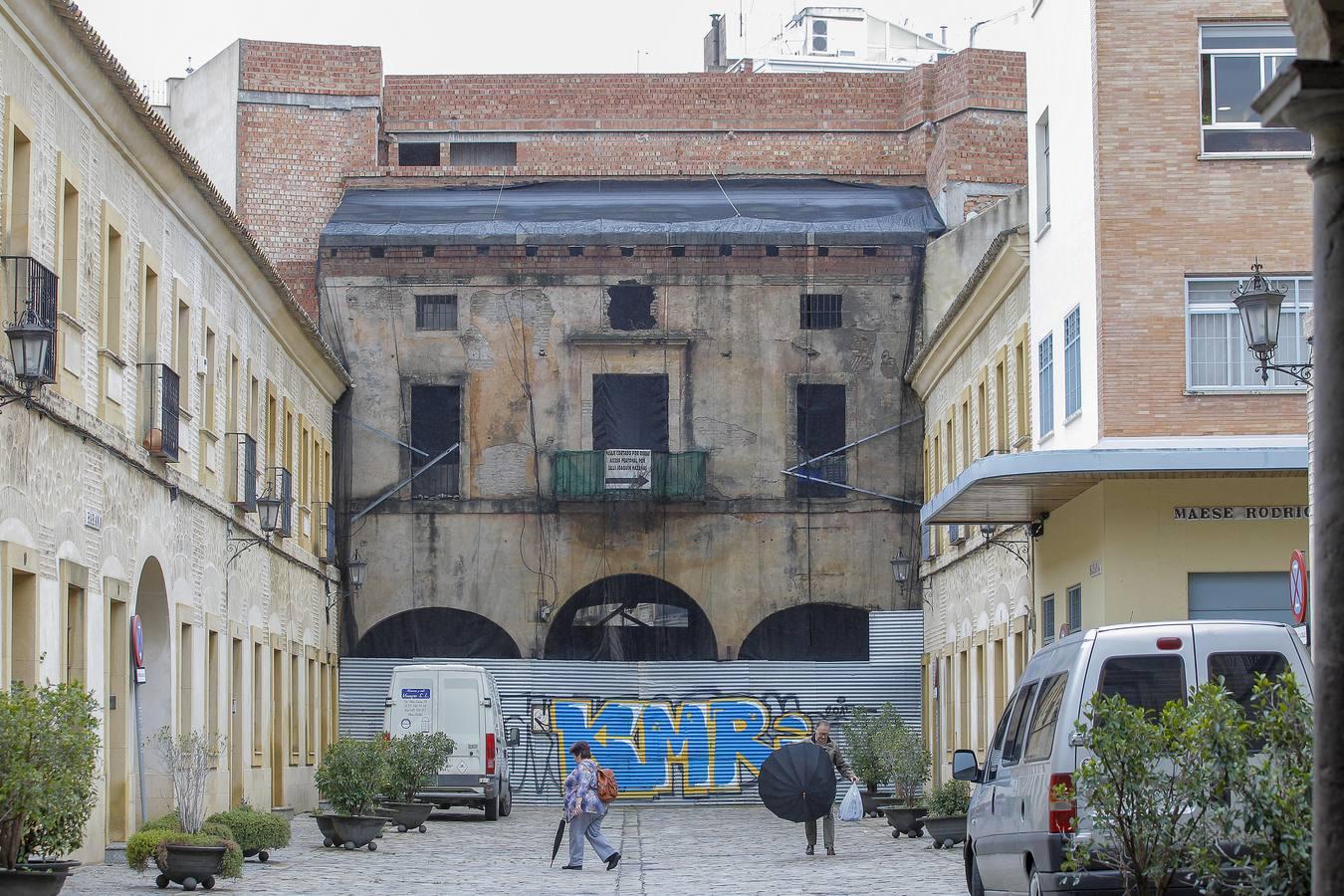 Desde hace siete años, éste es el aspecto que presenta la fachada trasera del edificio de la Casa de la Moneda