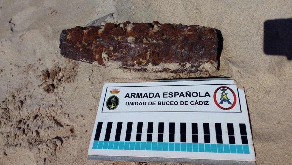 Uno de los proyectiles neutralizados en la playa de Camposoto.