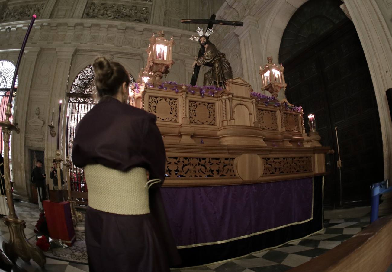 En fotos, recogimiento de la hermandad de La Corona en la Parroquia del Sagrario en la Semana Santa de Sevilla 2018