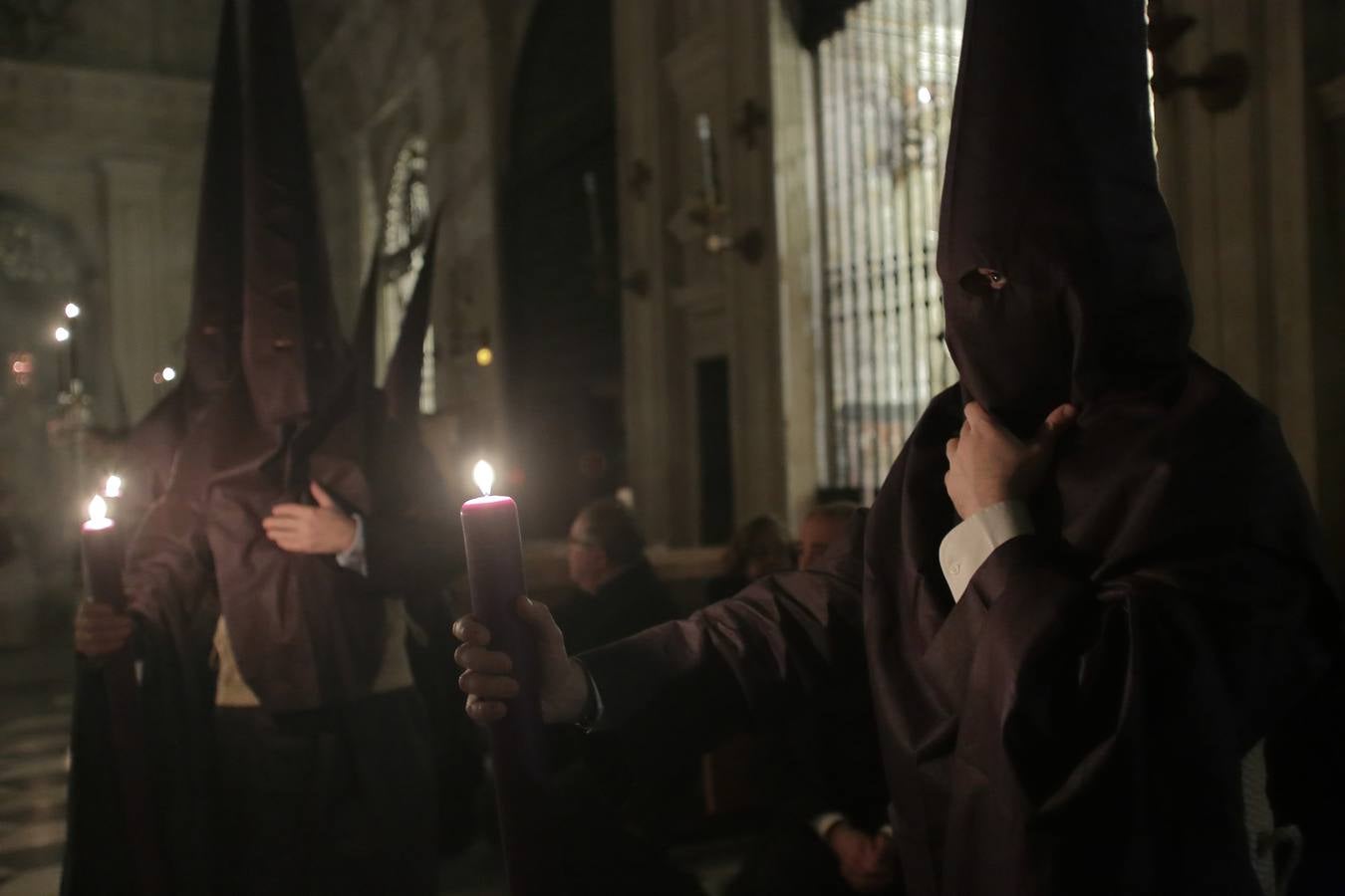 En fotos, recogimiento de la hermandad de La Corona en la Parroquia del Sagrario en la Semana Santa de Sevilla 2018