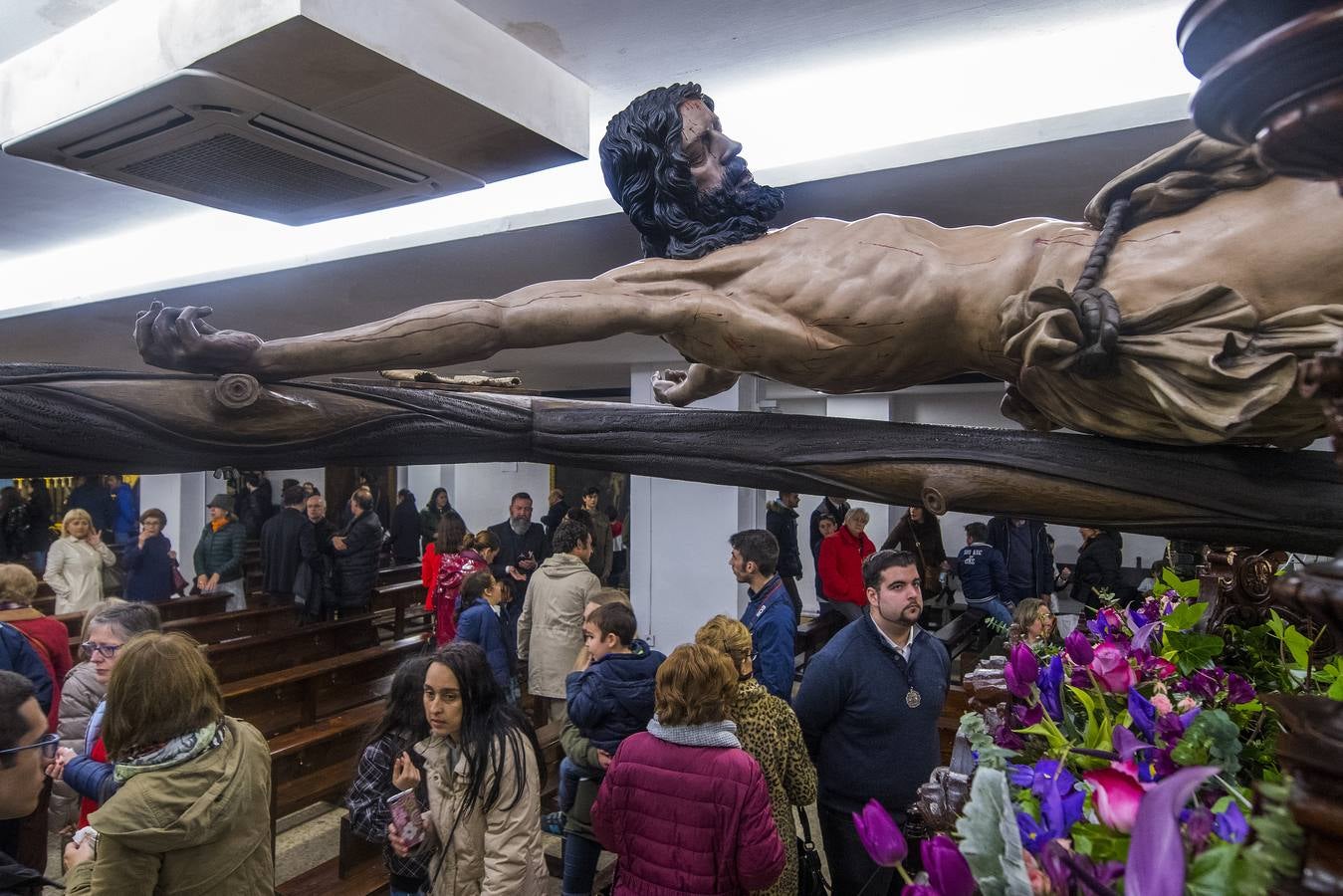 En fotos, el Cristo de Pasión y Muerte en el interior de la Parroquia del Buen Aire en la Semana Santa de Sevilla 2018