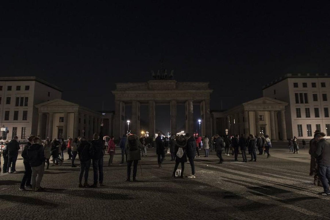La Puerta de Brandenburgo de Berlín (Alemania) ha apagado sus luces durante la Hora del Planeta.. 