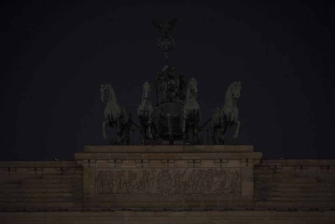 La Puerta de Brandenburgo de Berlín (Alemania) ha apagado sus luces durante la Hora del Planeta.. 