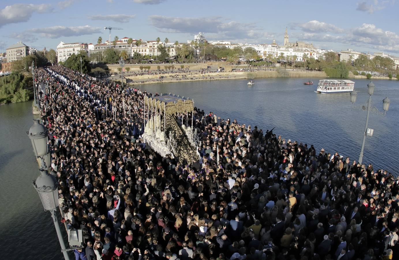 En fotos, la hermandad de La Estrella se enseñorea por Triana en la Semana Santa de Sevila 2018