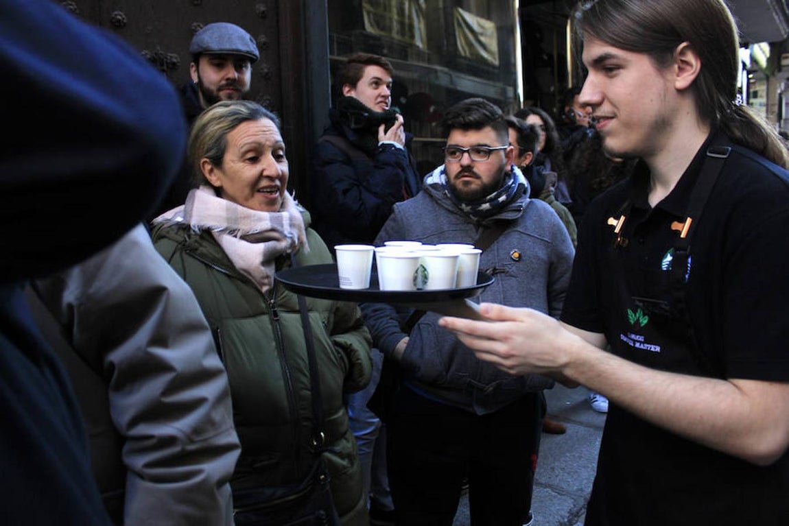 La inauguración de la cafetería Starbucks, en imágenes