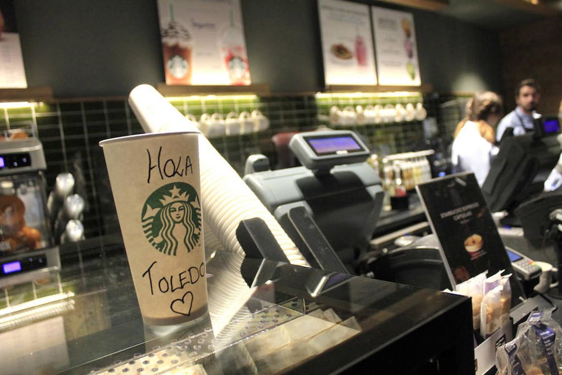 La inauguración de la cafetería Starbucks, en imágenes