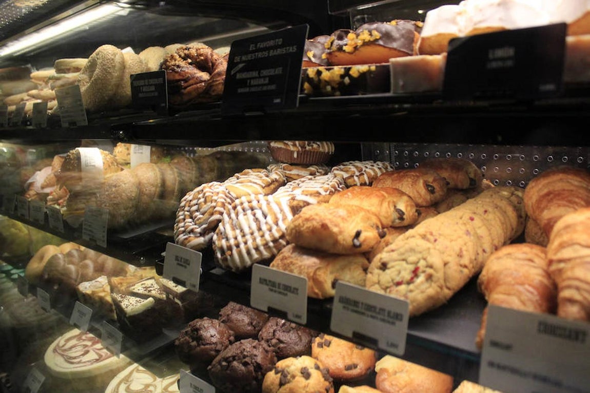 La inauguración de la cafetería Starbucks, en imágenes