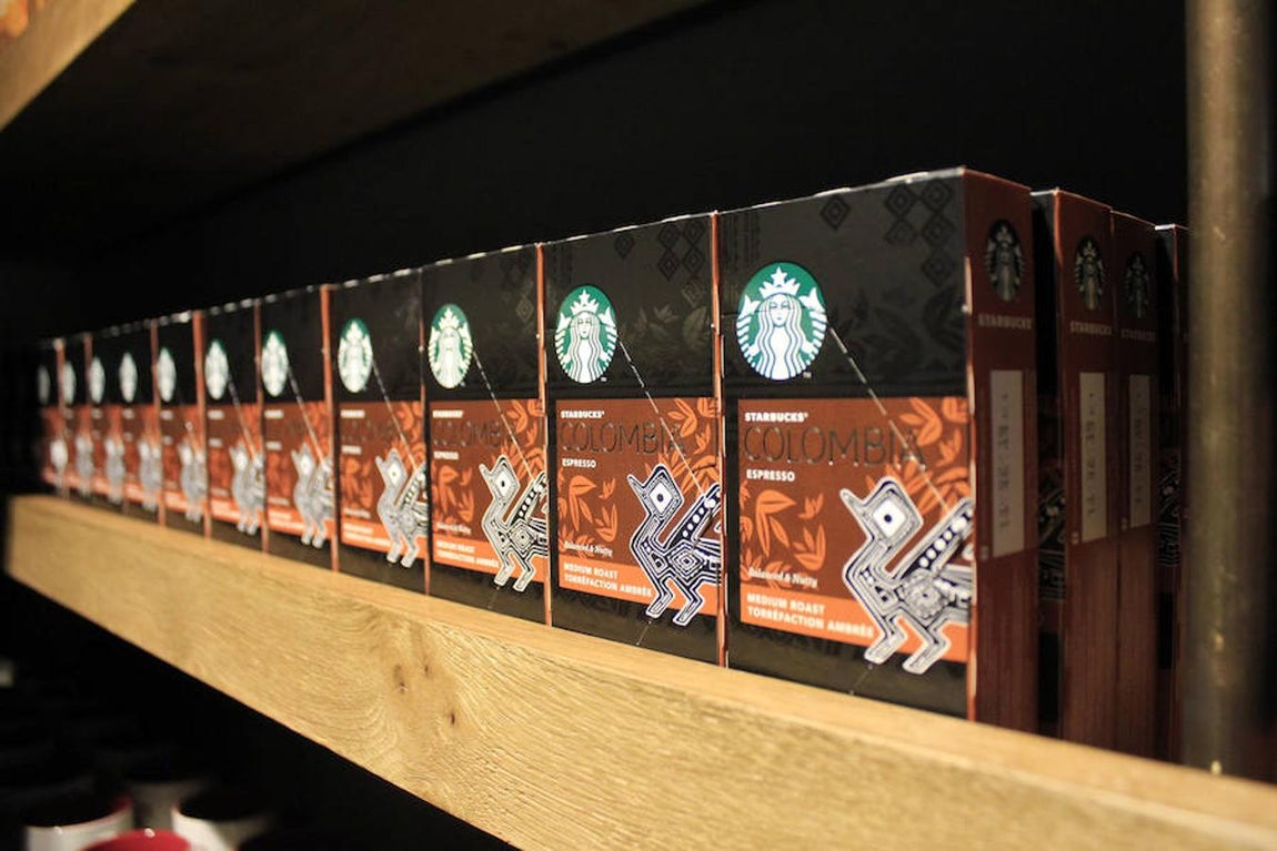 La inauguración de la cafetería Starbucks, en imágenes