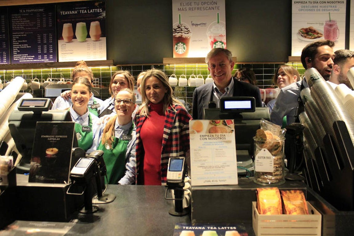 La inauguración de la cafetería Starbucks, en imágenes