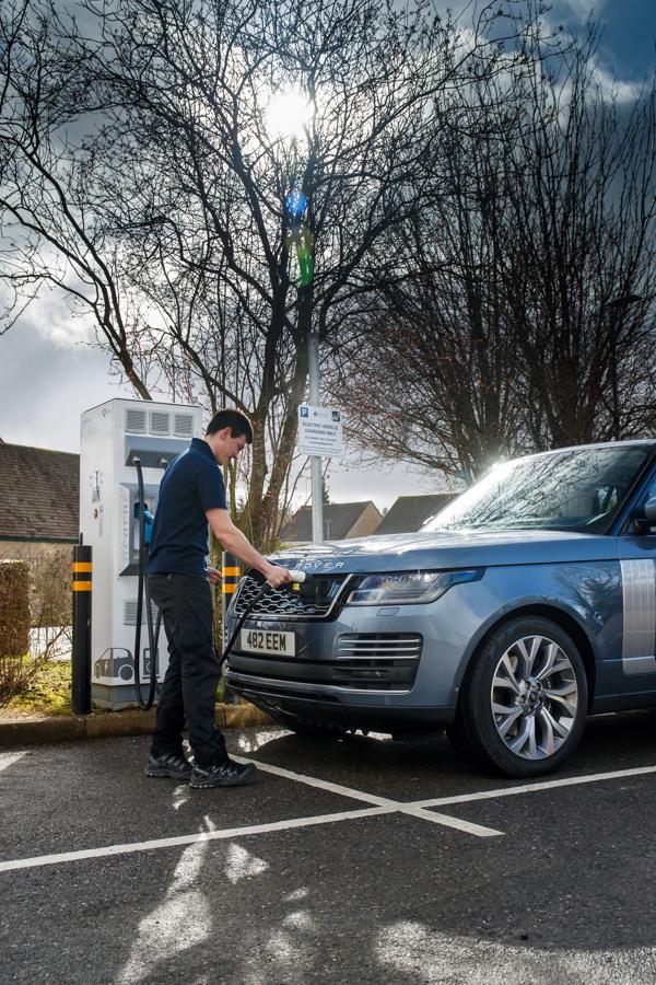 Range Rover híbrido enchufable: 51 kilómetros de autonomía eléctrica para el lujoso todoterreno británico
