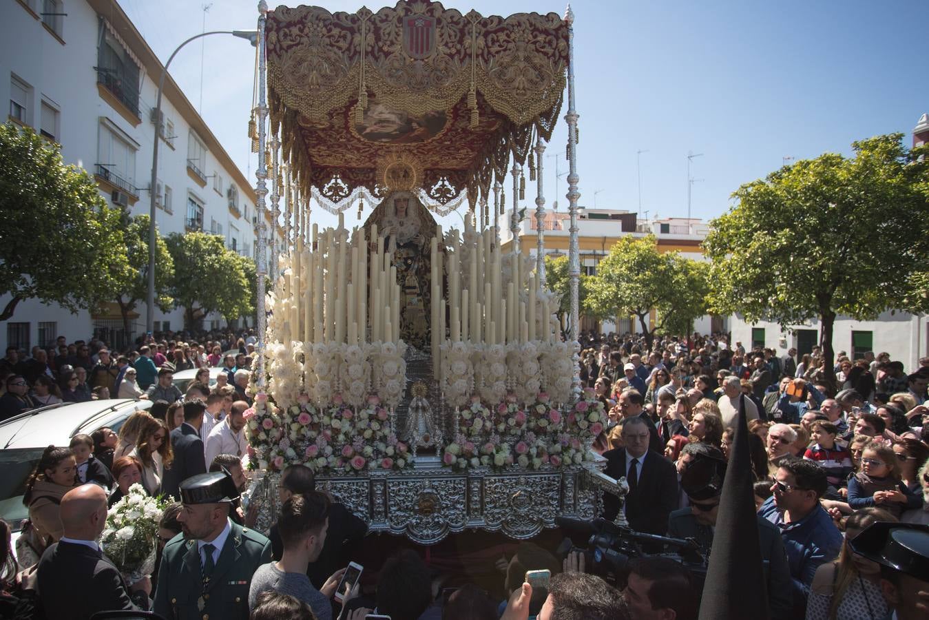 En fotos, la Hermandad de Santa Genoveva realizando su estación de penitencia el Lunes Santo - Semana Santa de Sevilla 2018