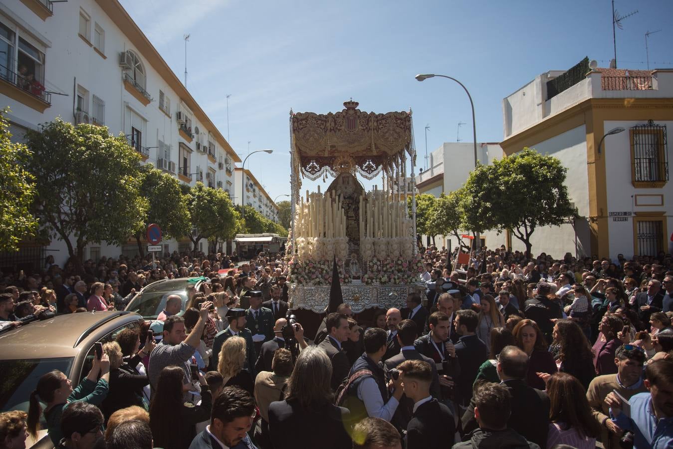 En fotos, la Hermandad de Santa Genoveva realizando su estación de penitencia el Lunes Santo - Semana Santa de Sevilla 2018