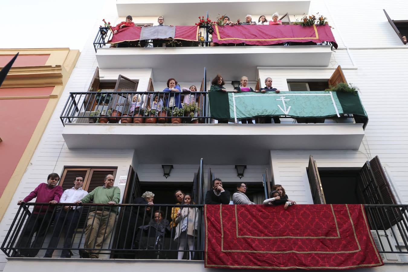 En fotos, la Virgen de las Tristezas de la Vera-Cruz luce su nueva corona en su estación de penitencia - Semana Santa Sevilla 2018