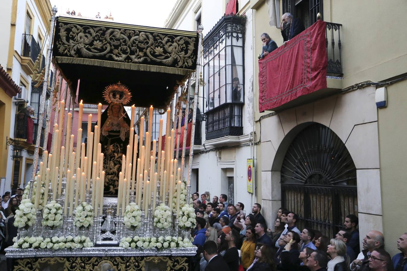 En fotos, la Virgen de las Tristezas de la Vera-Cruz luce su nueva corona en su estación de penitencia - Semana Santa Sevilla 2018