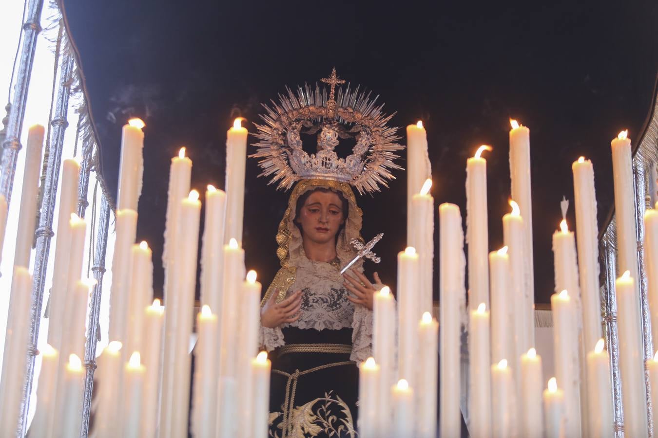 En fotos, la Virgen de las Tristezas de la Vera-Cruz luce su nueva corona en su estación de penitencia - Semana Santa Sevilla 2018