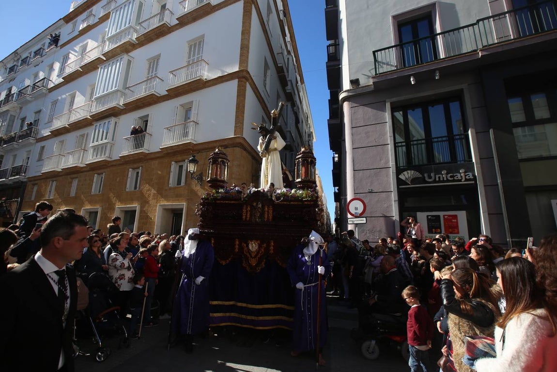 FOTOS: El Nazareno del Amor en la Semana Santa de Cádiz 2018