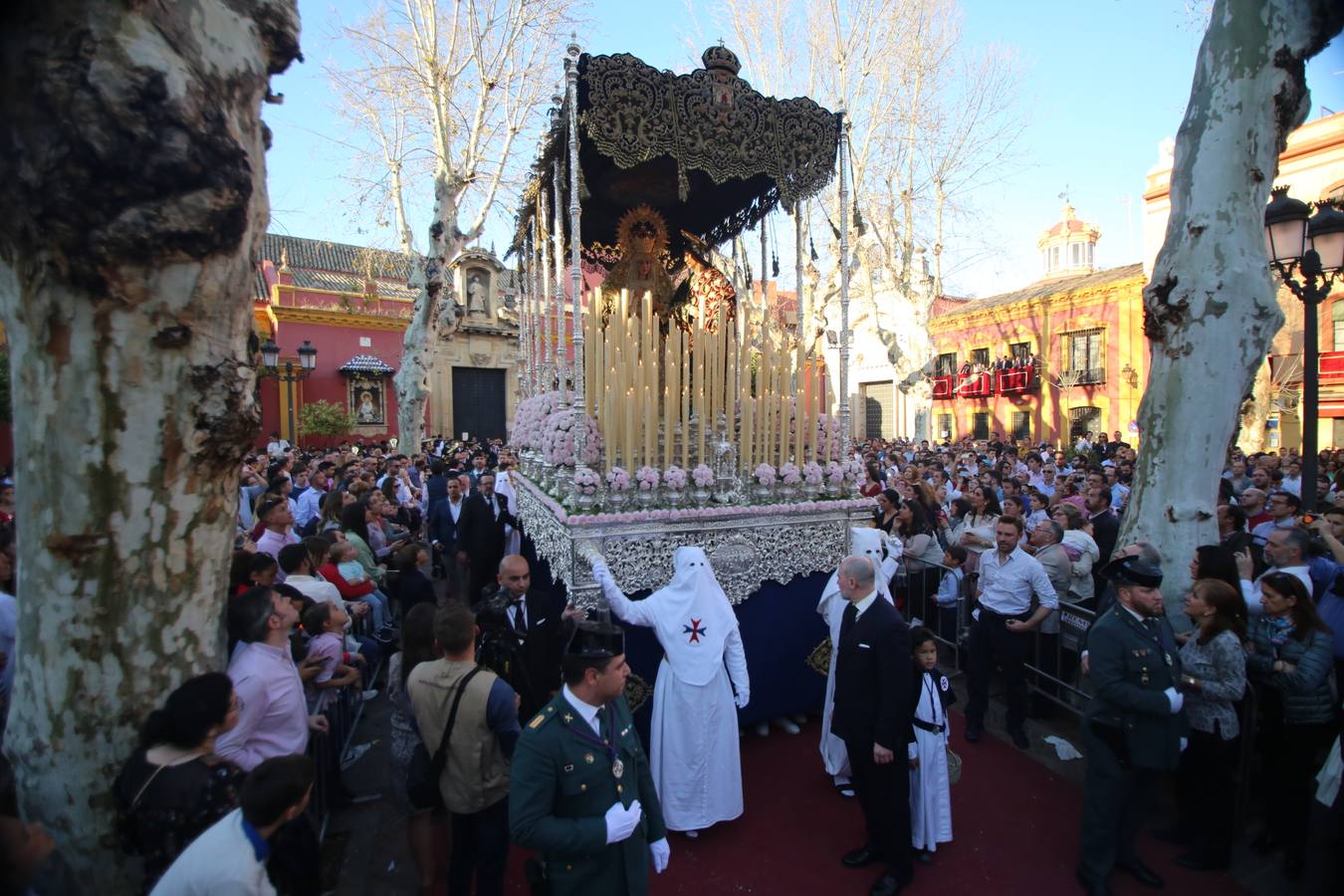 El Dulce Nombre al sol de Martes Santo en la Semana Santa de Sevilla 2018, en fotos