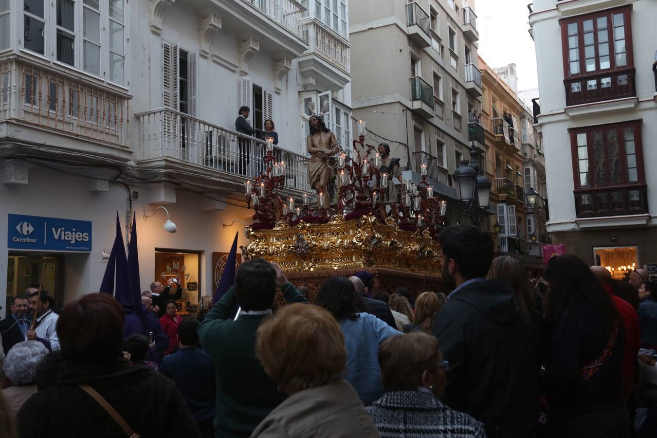 La cofradía de Columna el Martes Santo por la Tacita de Plata