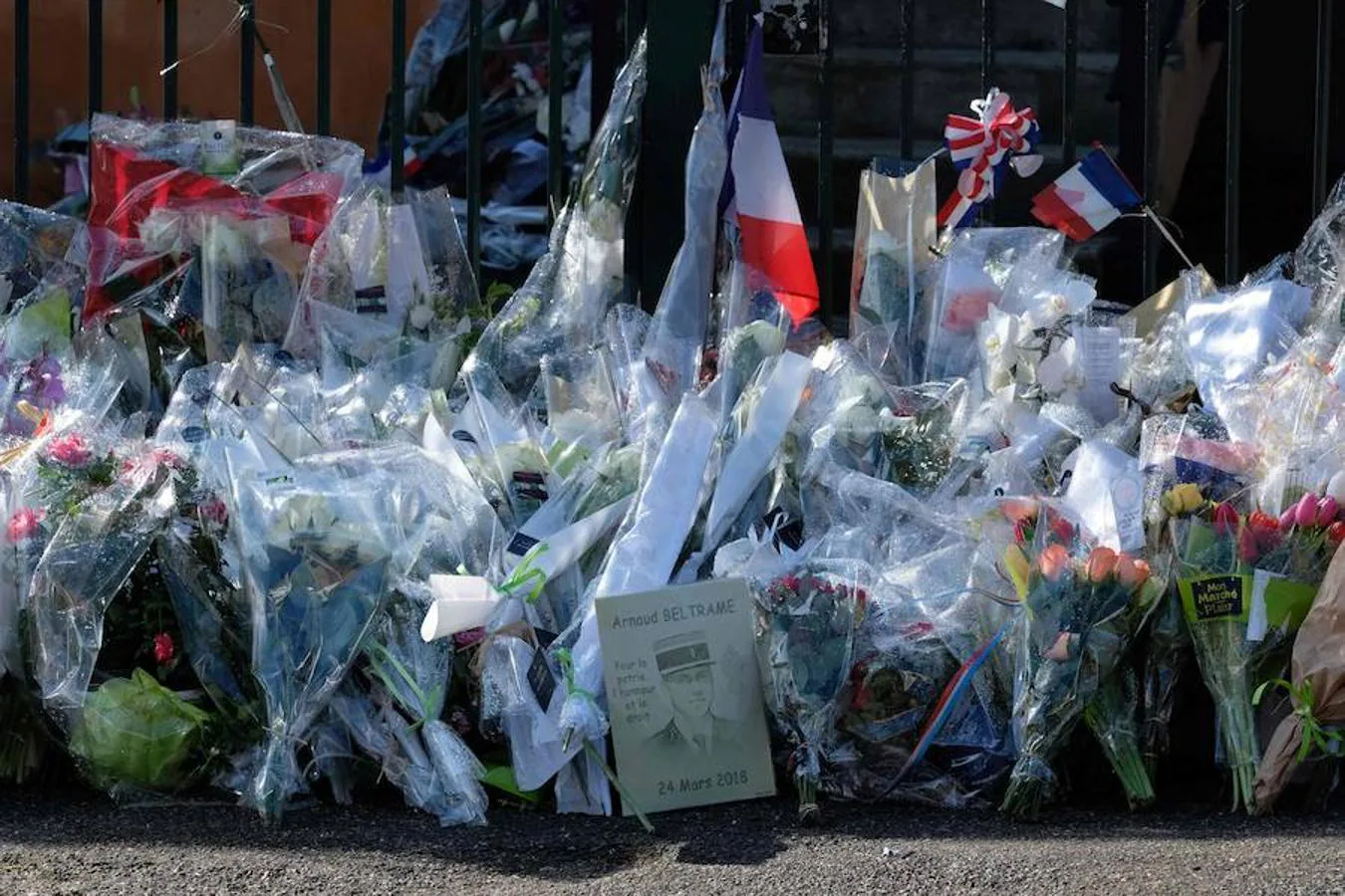 Decenas de flores fueron colocadas también ayer a las puertas de la Gendarmería de Carcasona,a la que pertenecía el teniente coronel Arnaud Beltrame. 