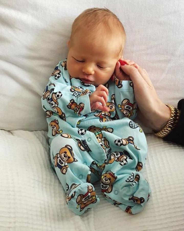 Chiara Ferragni publica una imagen de su adorable pequeño Leone en pijama, con un divertido mono de ositos de lo más encantador. 