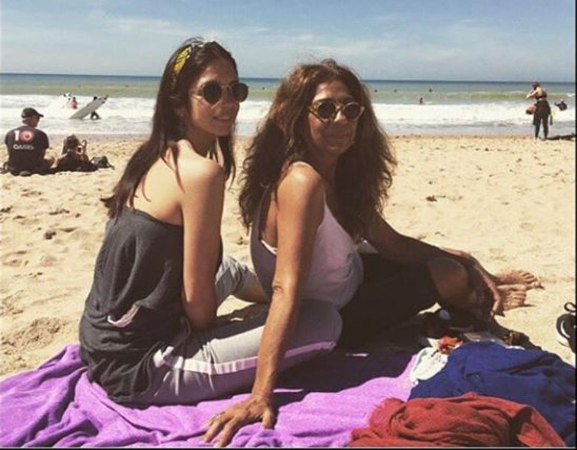 Elena Furiase y su madre, Lolita Flores, se toman unos días libres después de que la actriz anunciase que está esperando su primer hijo. 