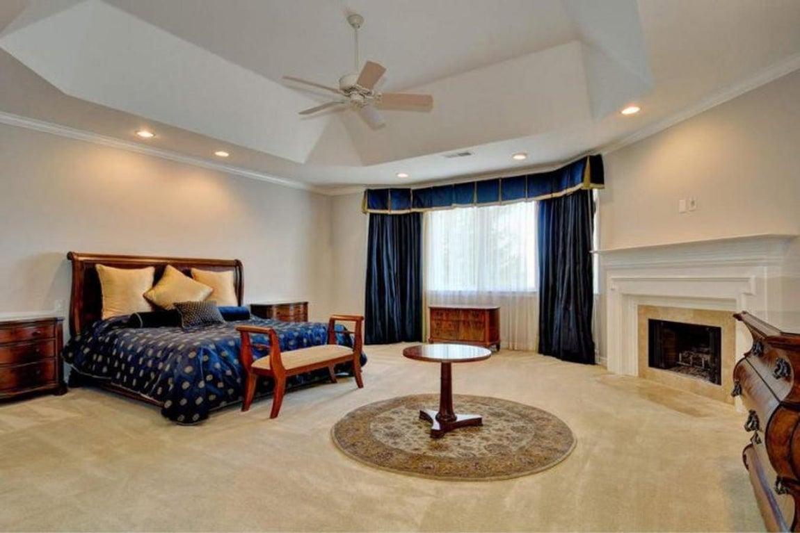 Suite Principal. Cálidos suelos de moqueta, mucho espacio, vestidor, cuarto de baño y oficina. Al dormitorio del director de «La forma del agua» no le falta de nada