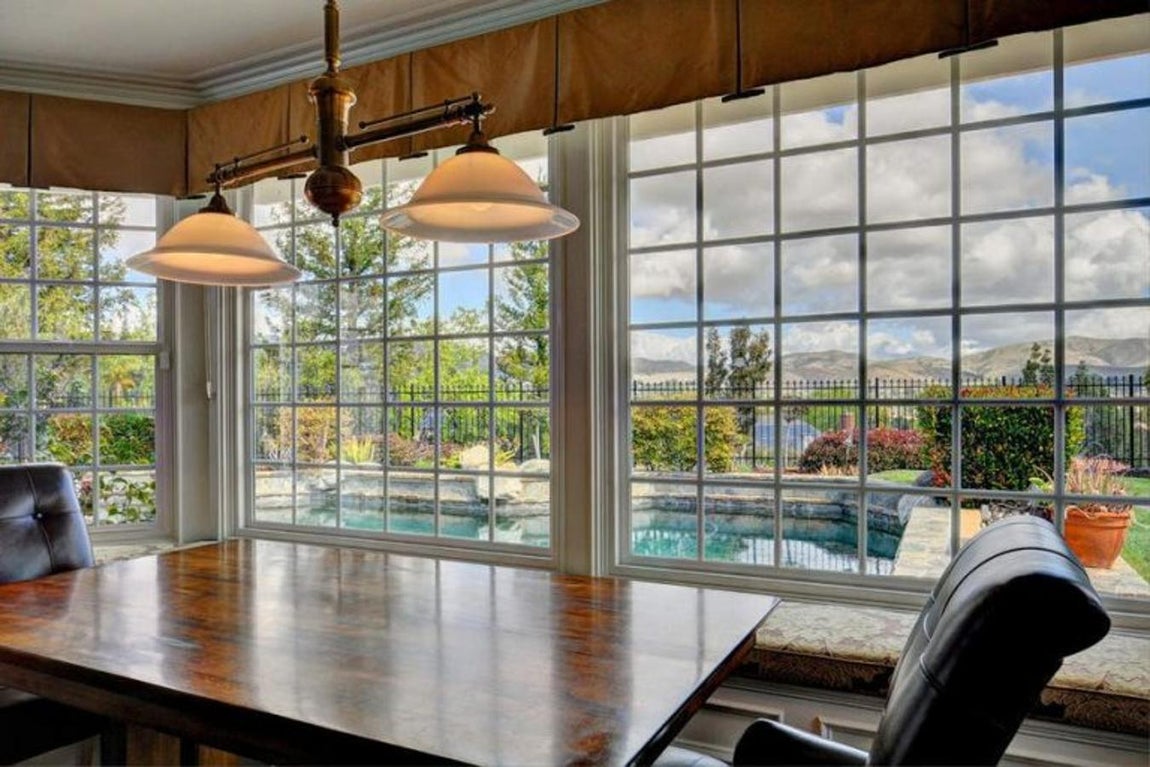 Oficina. Un espacio de trabajo totalmente inspirador, con mobiliario lujoso, mucha luz y vistas a su vergel partiular. Una habitación perfecta para llamar a las musas