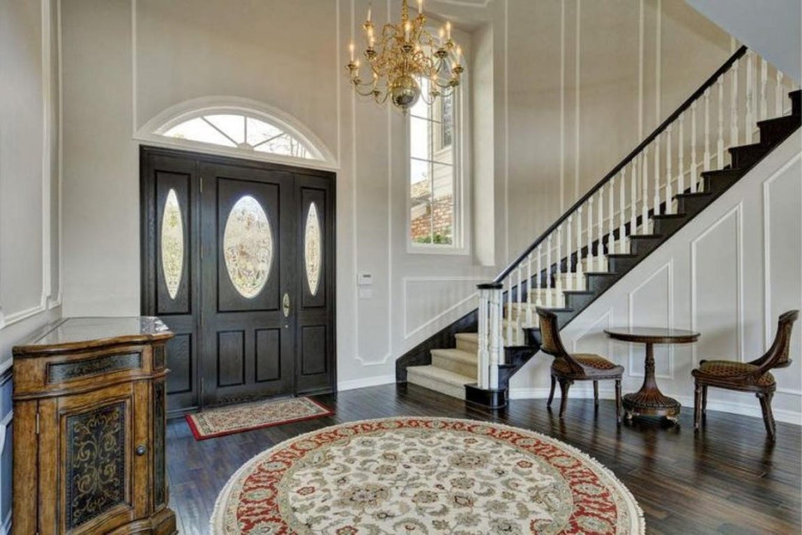 Recibidor. Se accede a la casa a través de un elegante recibidor, el eje que conecta las dos plantas. Las estancias comunes comunican con él, también las escaleras que dan a segundo piso, donde están los dormitorios