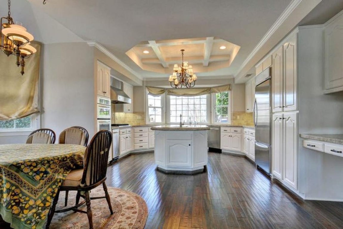 Cocina. En esta estancia predominan las líneas redondeadas. Tiene suelos de madera y una barra de desayuno de granito
