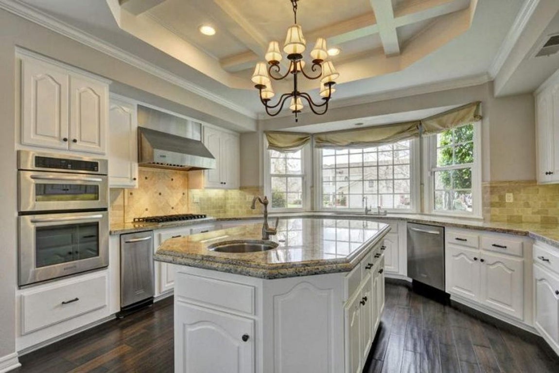 Equipada de lujo. Los muebles de madera en impoluto blanco dan alegría a la casa, sus electrodomésticos son de primera calidad, revestidos en acero inoxidable