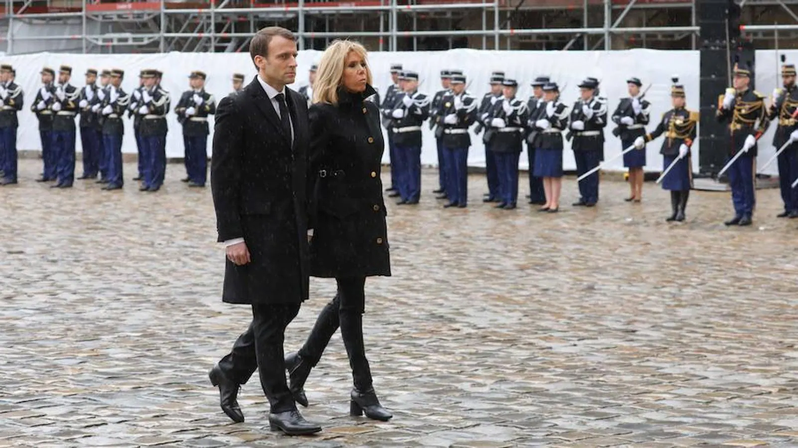 El presidente Macron estuvo acompañado por su mujer, la primera dama francesa, Brigitte Macron. 