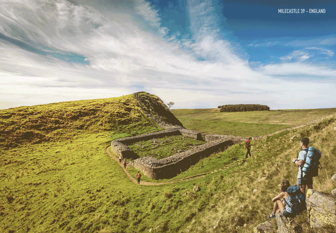 Los fuertes del Muro de Adriano. Los romanos construyeron el Muro de Adriano para defender Inglaterra de los bárbaros pictos, que ocupaban las tierras que hoy forman escocia. El muro tenía 117 kilómetros de longitud y un total de 14 fuertes militares. Ahora podemos imaginar cómo era la edificación donde se refugiaban los soldados en su labor de vigilancia.