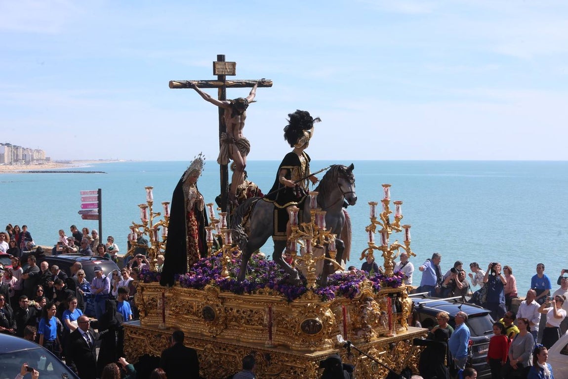 La cofradía de Las Aguas sale de Santa Cruz