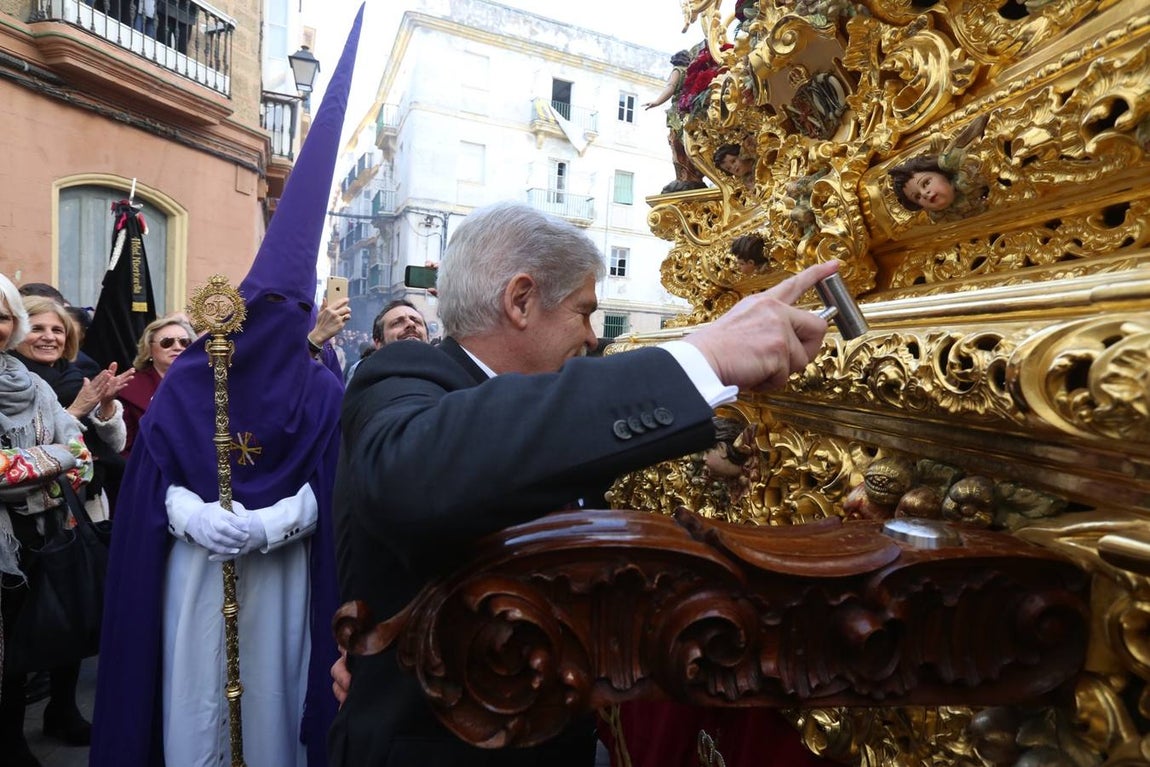 El ministro de Asuntos Exteriores en la salida de Cigarreras