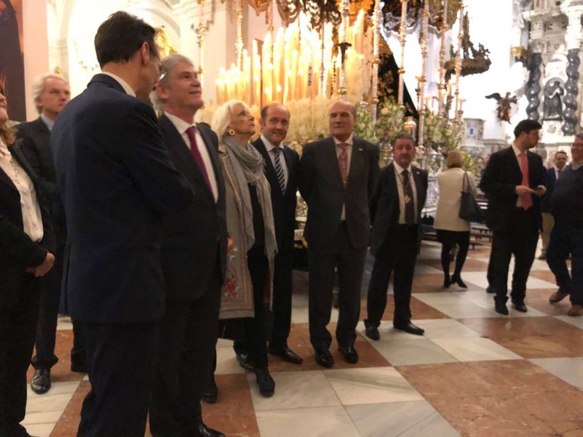 El ministro de Asuntos Exteriores en la salida de Cigarreras