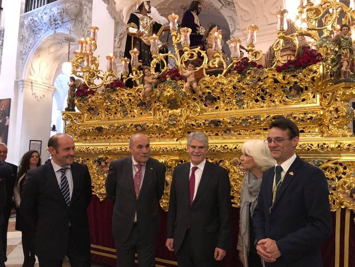 El ministro de Asuntos Exteriores en la salida de Cigarreras