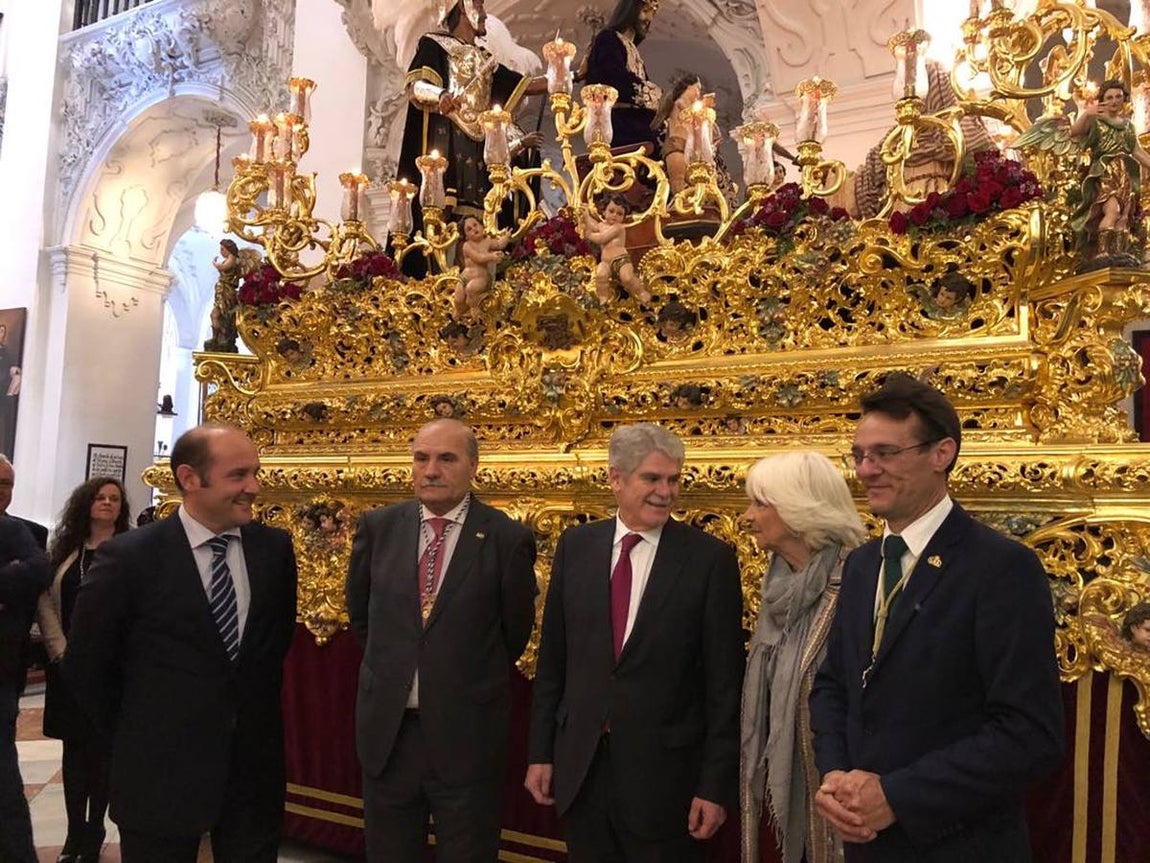 El ministro de Asuntos Exteriores en la salida de Cigarreras