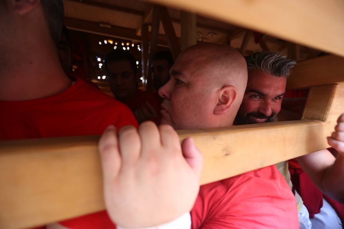 La cofradía de la Sentencia sale de la Merced para recorrer las calles de Cádiz