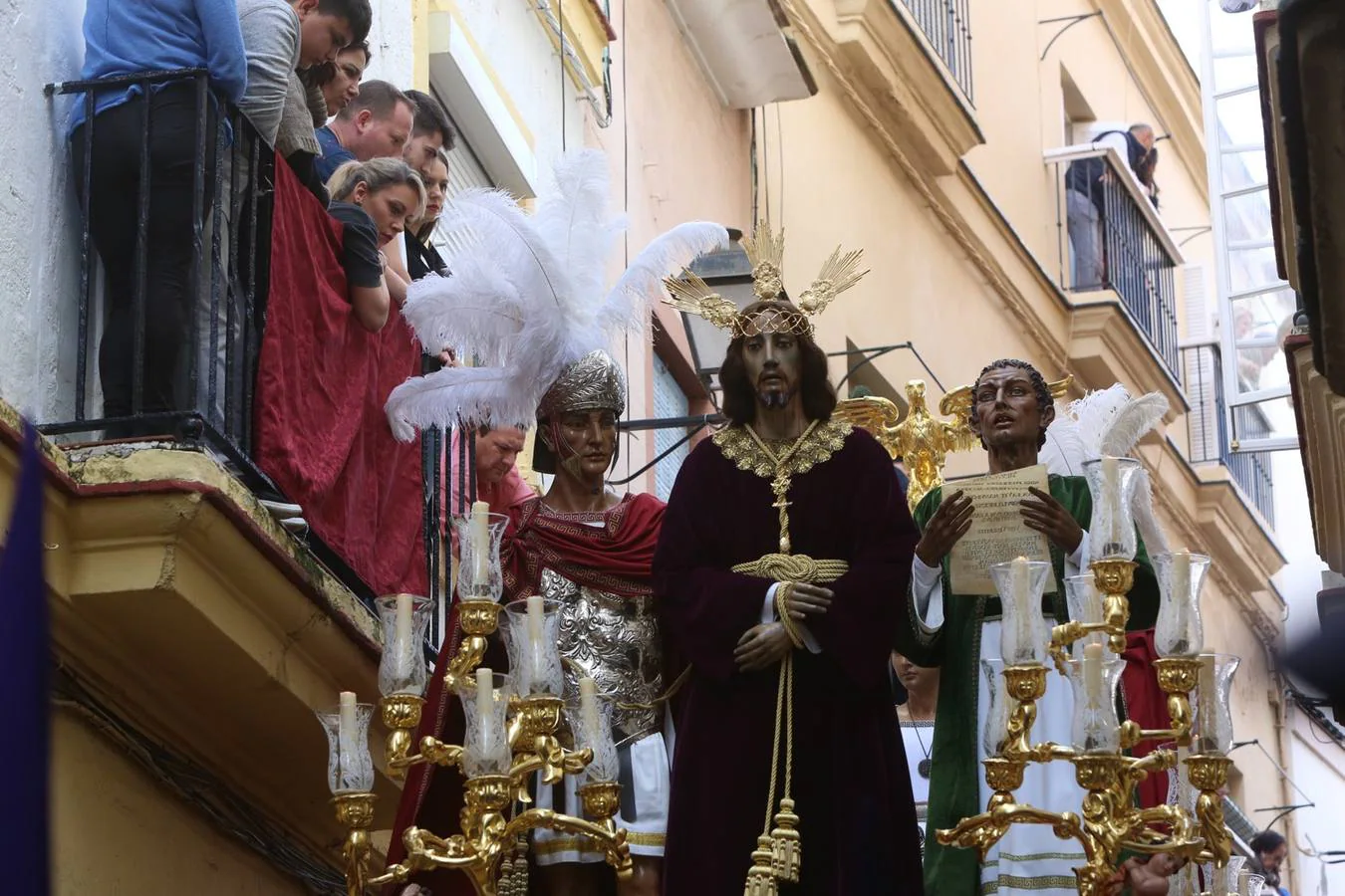 La cofradía de la Sentencia sale de la Merced para recorrer las calles de Cádiz
